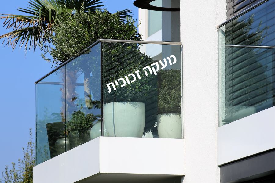 מעקה זכוכית